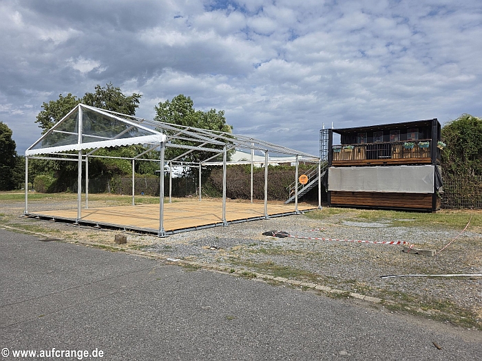 bilder aufbau cranger kirmes 07juli26 cranger weinzelt