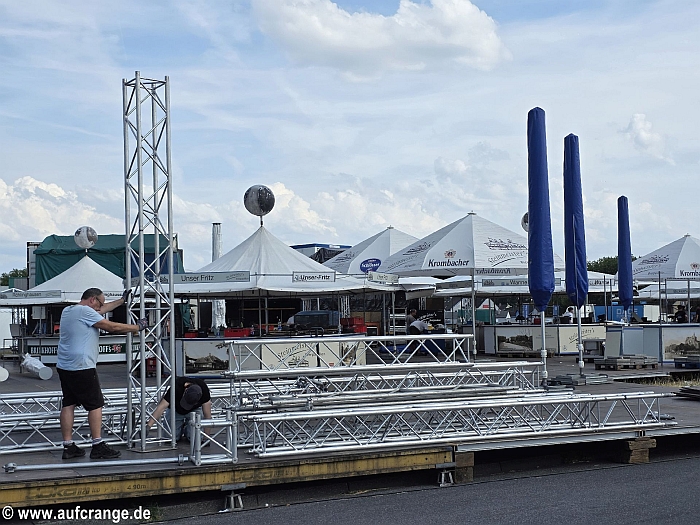 bilder aufbau cranger kirmes 13juli26 steinmeister